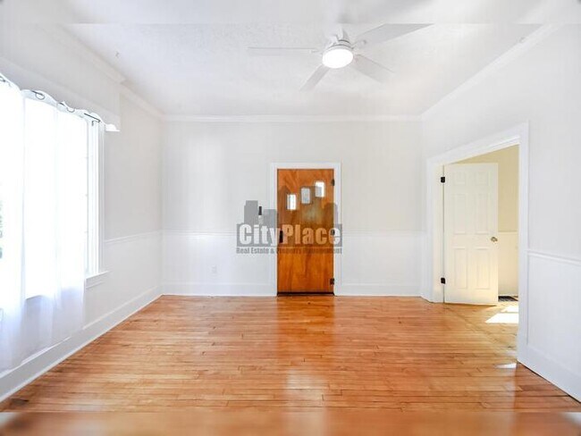 Building Photo - 1228 E Perry St