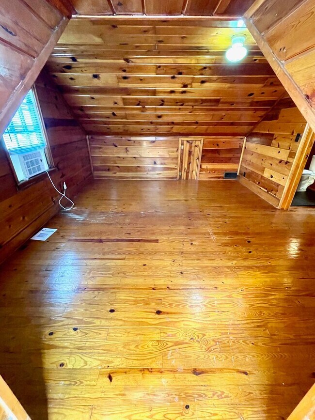 Building Photo - Very Unique 5 Bedroom Home on Large Lot