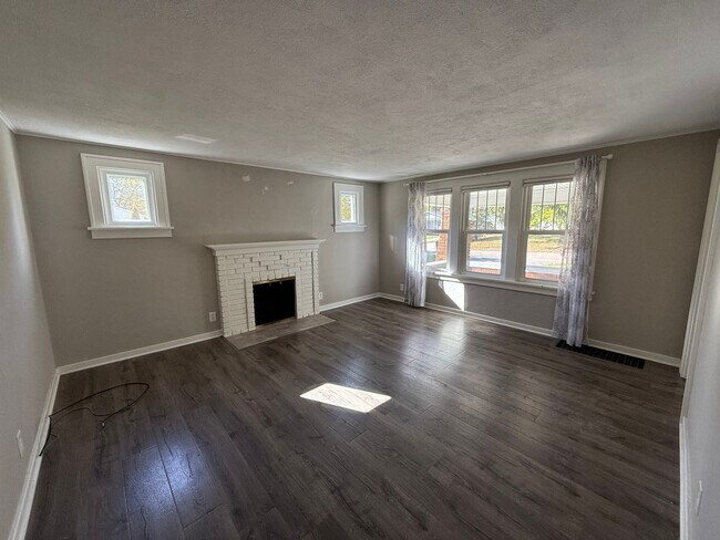 Building Photo - 3 bed 1 bath Brick Bungalow in Forest Hills