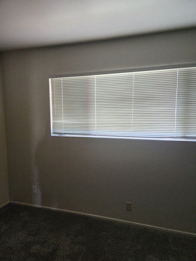Building Photo - D821-823BA