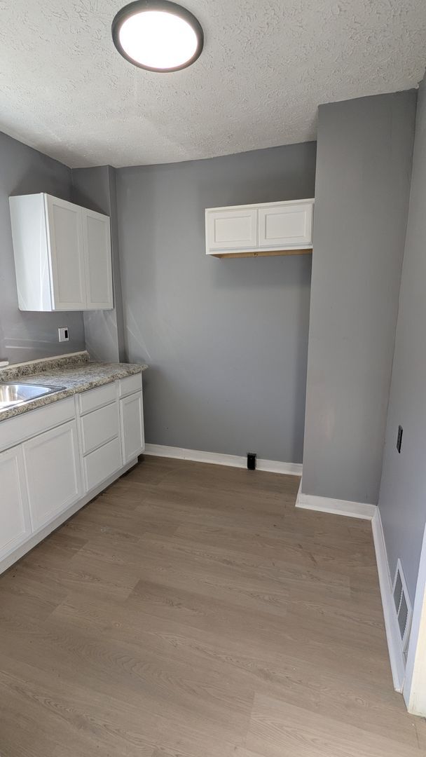 Building Photo - Welcome to your charming home located in the vibrant city of Akron