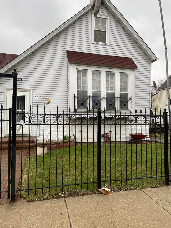 Building Photo - 6815 S Damen Ave