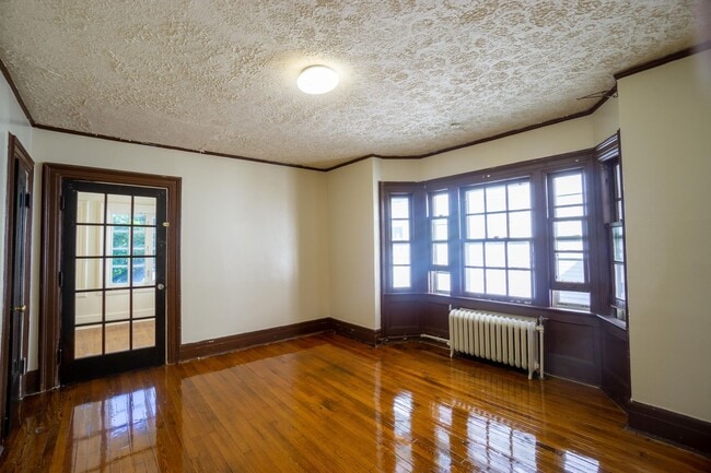 Building Photo - Available 6/1/26 - Spacious Home with Garage