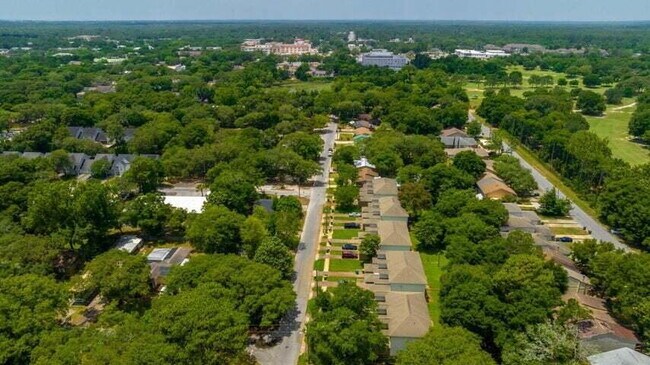 Building Photo - Move in ready Townhome in Fort Walton Beach close to Eglin AFB!