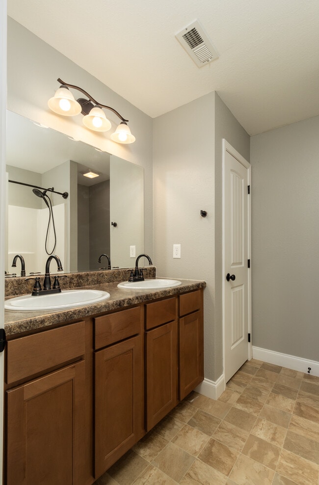 Building Photo - 926 Warrior Hill Dr