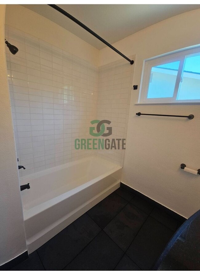 Building Photo - 3 BEDROOM 2 BATH HOME MOVE IN READY IN MOD...