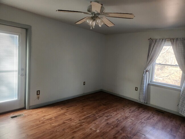 Building Photo - 137 N Elizabeth St