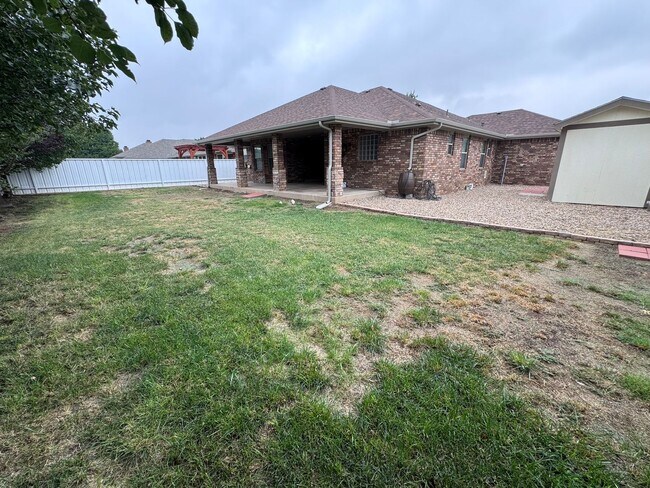Building Photo - Beautiful 4 bed 2 bath home Available Now!