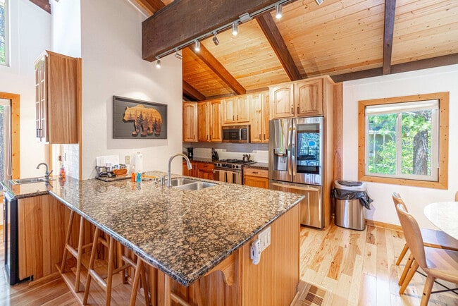 Building Photo - 820 Oriole Way