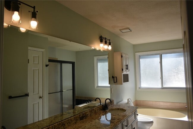 Building Photo - 16407 Westglen Farms Dr