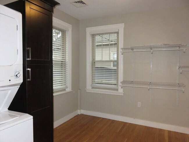 Building Photo - 192 Willow St