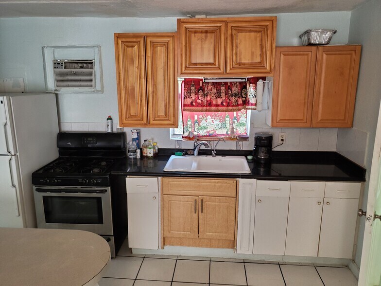 Building Photo - 613 El Prado