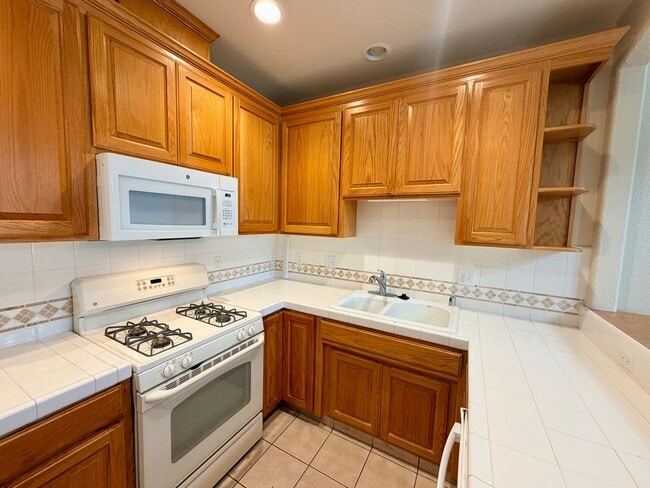 Building Photo - 147 Apple Ln