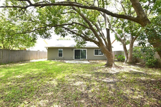 Building Photo - Water view 3/2 in Alafaya Woods. UPDATED k...