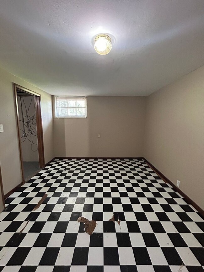 Building Photo - Timeless Charm Meets Modern Comfort – Spacious 3 Bedroom Duplex Near Downtown Omaha