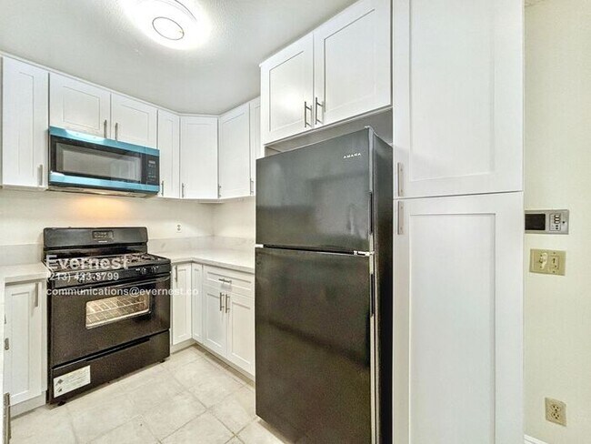 Building Photo - Lovely 2-Bed, 2-Bath Condo with Great Loca...