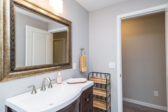 Building Photo - 3367 Ridgeline Dr SE
