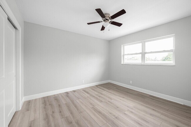 Building Photo - 233 7th Ct