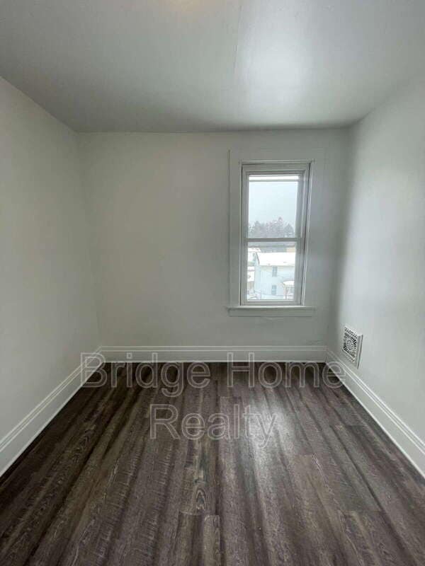 Building Photo - 136 S Spring Ave