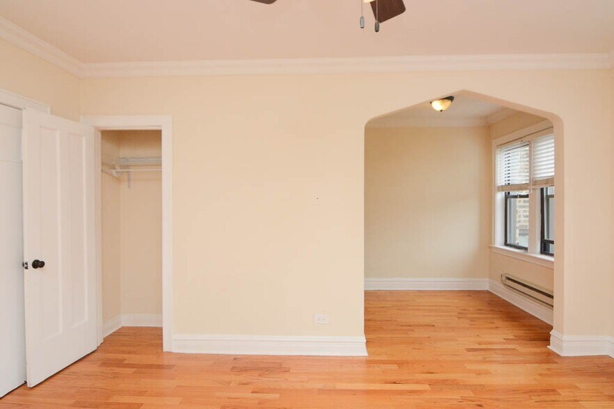 Building Photo - 4740 N Hermitage Ave
