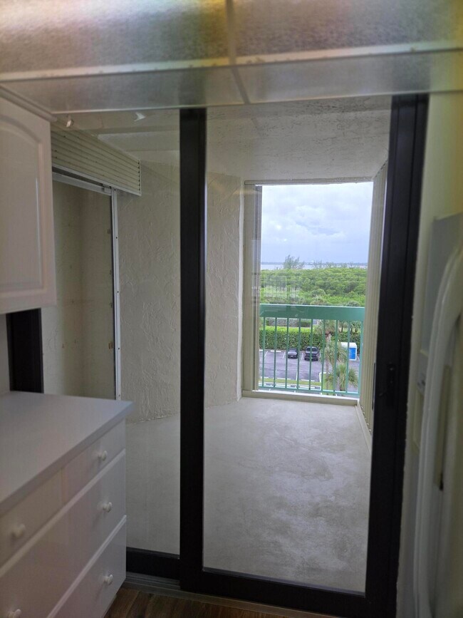 Building Photo - 9900 S Ocean Dr