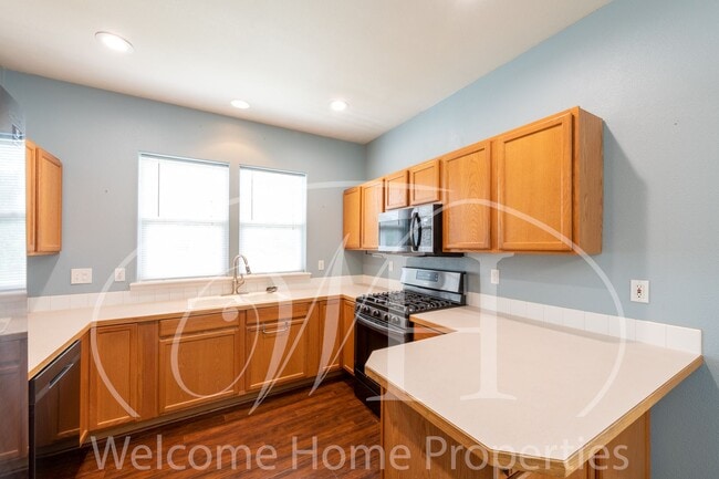 Building Photo - Beautiful 3 Bedroom Home With Fenced Backy...