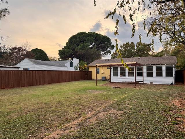 Building Photo - 912 Iowa St