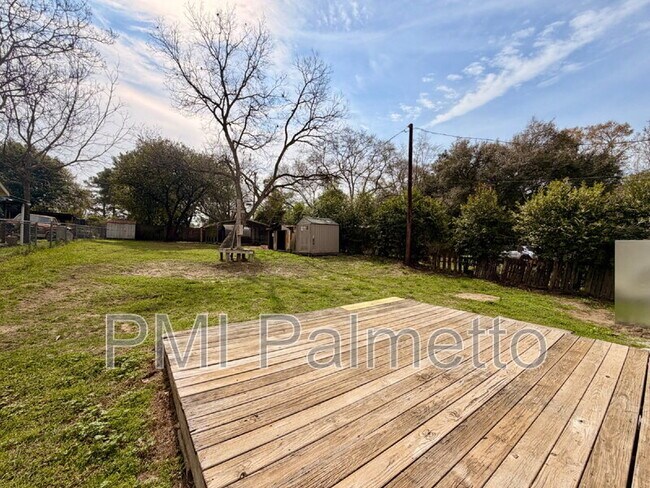 Building Photo - 725 Brooks Ave