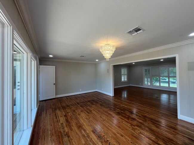 Building Photo - UPDATED HOME IN LAMAR PARK!!