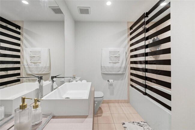 Building Photo - 1000 Brickell Plaza