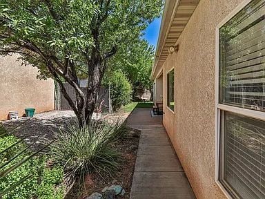 Building Photo - "Charming 4-Bed Oasis with Elegant Hardwoo...