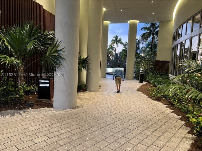 Building Photo - 1500 Bay Dr E