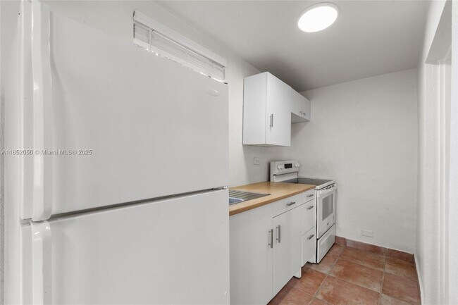 Building Photo - 2385 SW 17th St