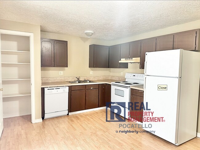 Building Photo - 230 W Chubbuck Rd