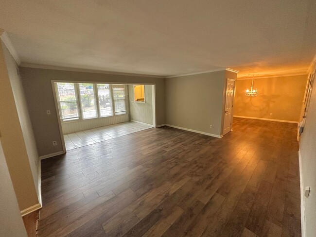 Building Photo - $500 OFF 1st MONTHS RENT!!!!! Renovated Co...