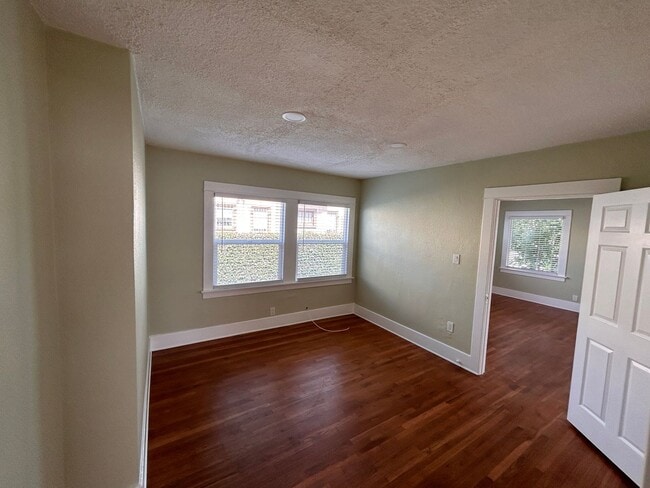 Building Photo - Upgraded Large Home