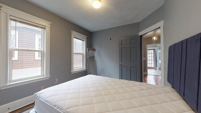 Building Photo - 12 Bentham Rd