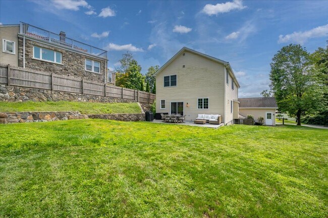 Building Photo - Beautifully Renovated 4 Bedroom 2.5 Bathroom Colonial