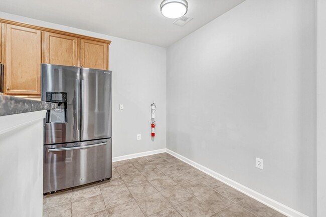 Building Photo - Great 2 Bedroom; 2 Bathroom condo in Manas...