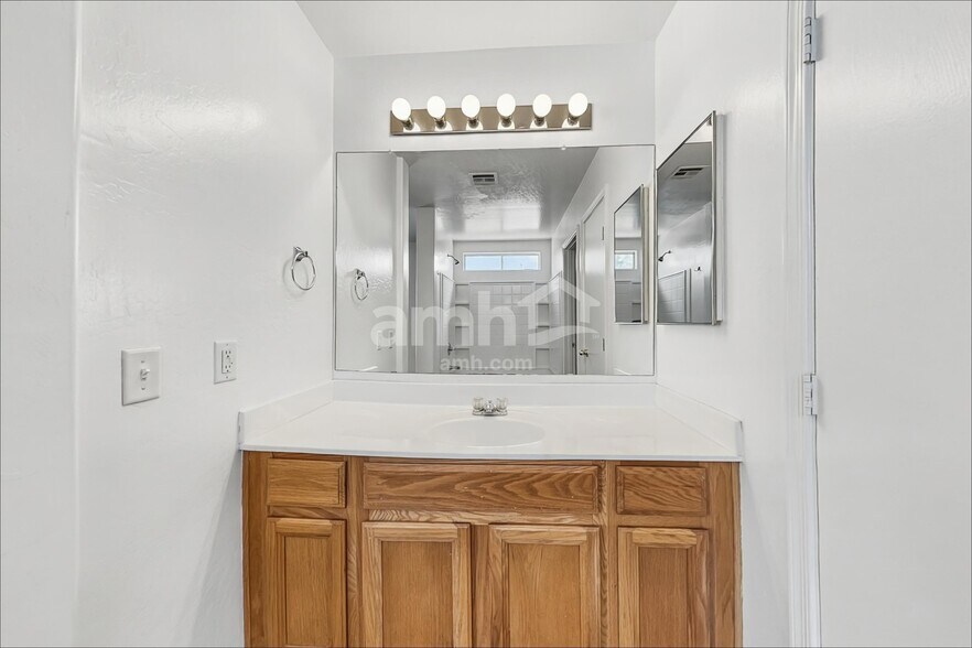 Building Photo - 4242 E Baylor Ln