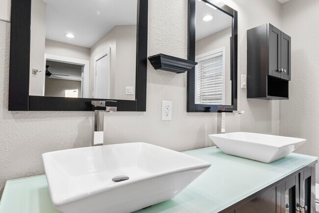 Building Photo - 14007 Overbrook Ln