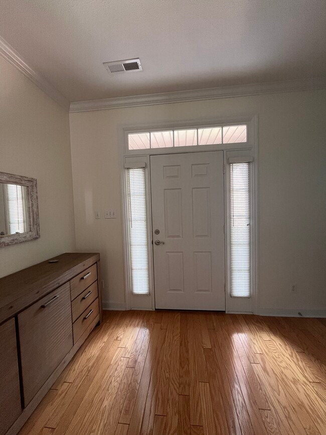 Building Photo - 1601 Silver Oak Ln