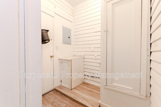 Building Photo - 1420 NW 22nd St