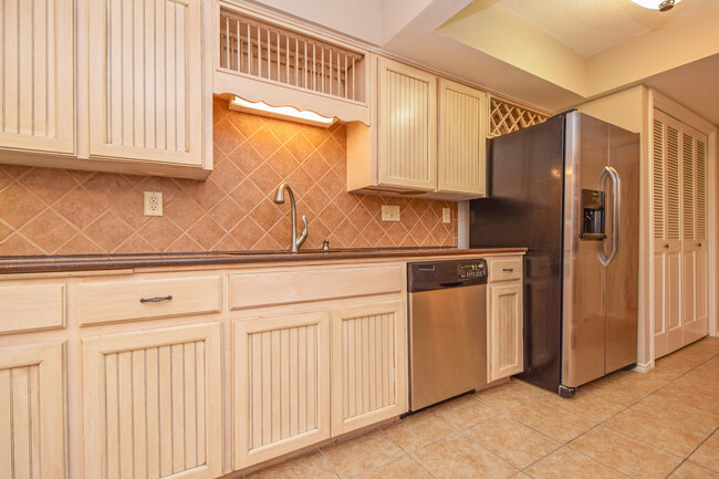 Building Photo - 3 Bedroom Townhouse - Northwest Hills