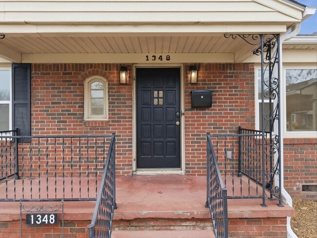 Building Photo - 1348 E 45th Pl