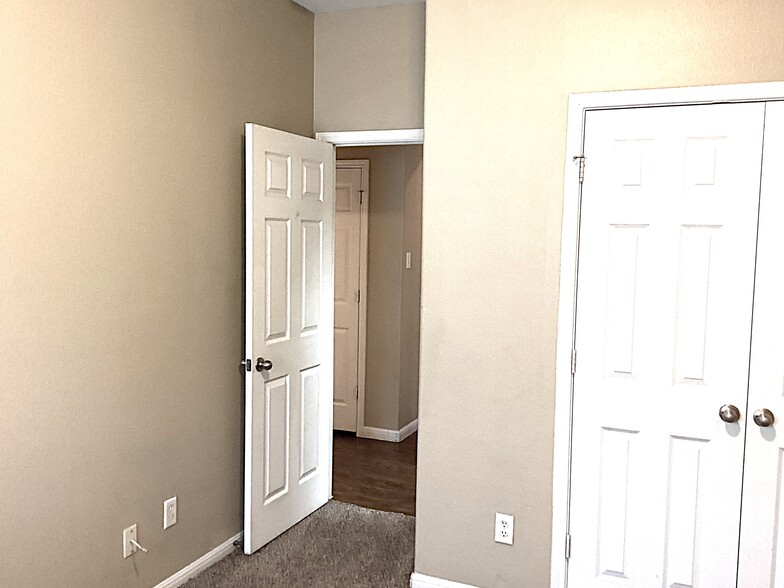 Building Photo - 18505 Sandy Bottom Dr
