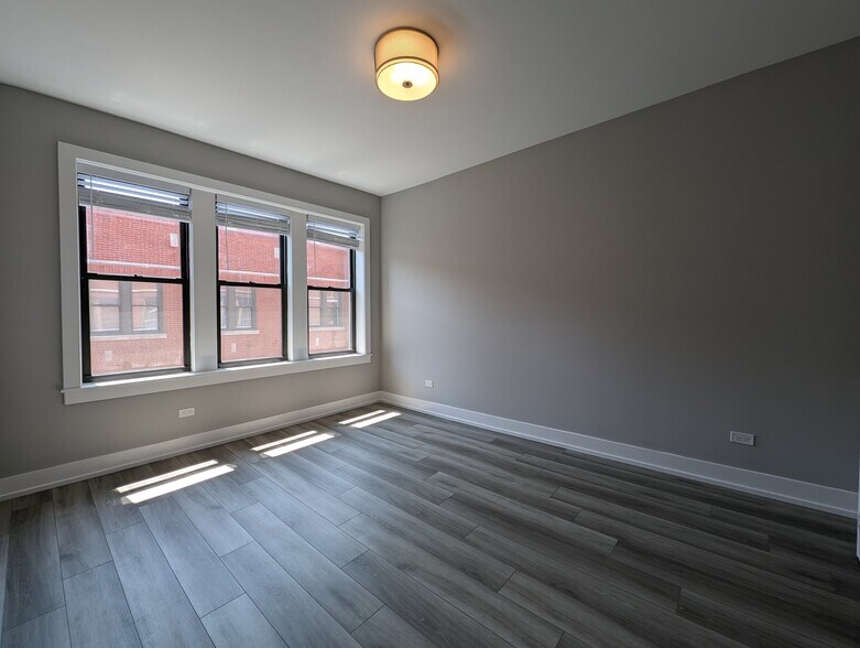 Building Photo - 3935 N Janssen Ave