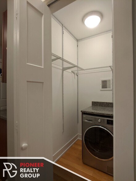 Building Photo - 910 W George St