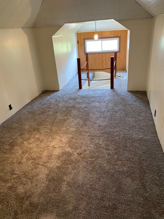 Building Photo - Charming 3-Bedroom, 1.5-Bath Single-Family Home with Bonus Living Space