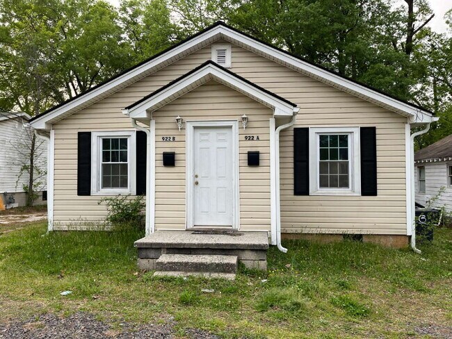 Building Photo - "Cozy 1 bed, 1 bath with Hardwood Floors – 922-A Hackett Street, Greensboro, NC!"